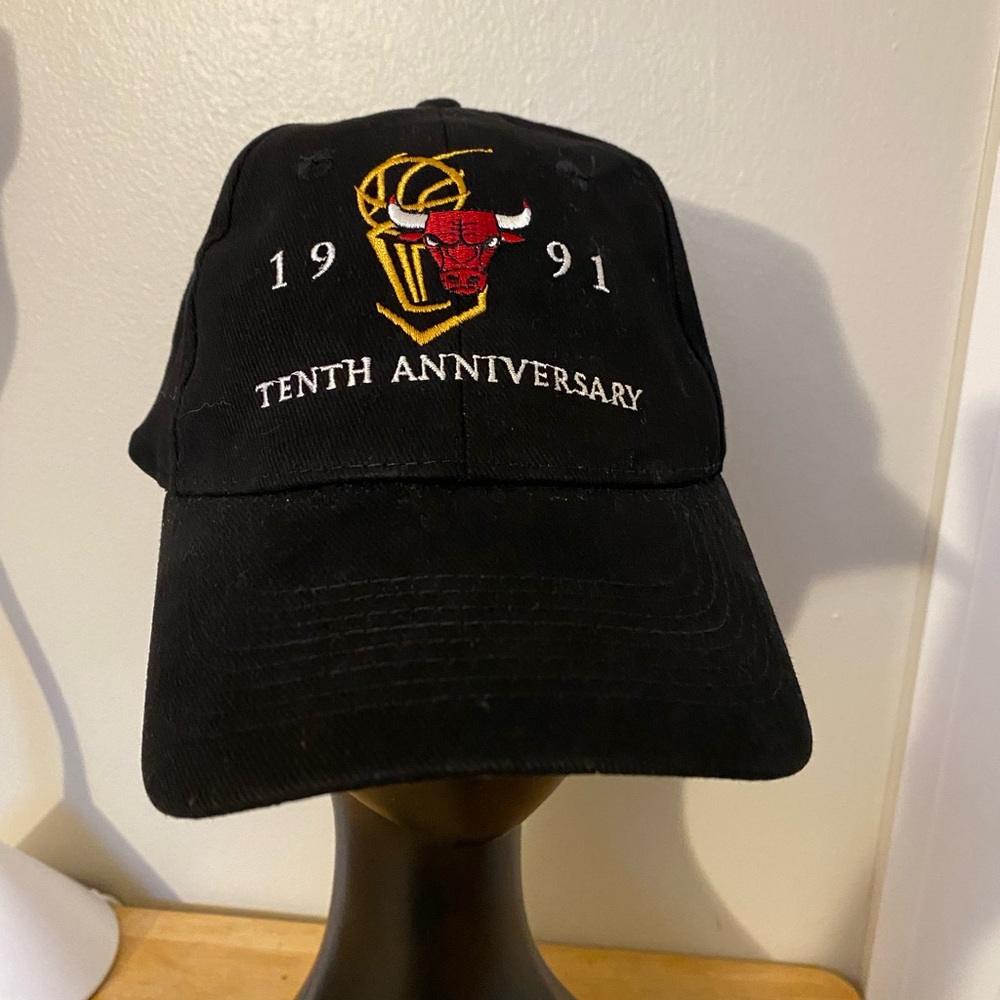 Chicago Bulls SGA 2001-10 year anniversary hat of 1st NBA championship.